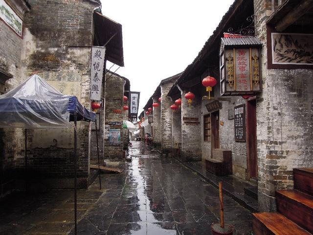 千仞雪绝美写真来袭，小手捂胸性感十足，轻咬红唇姿势诱人